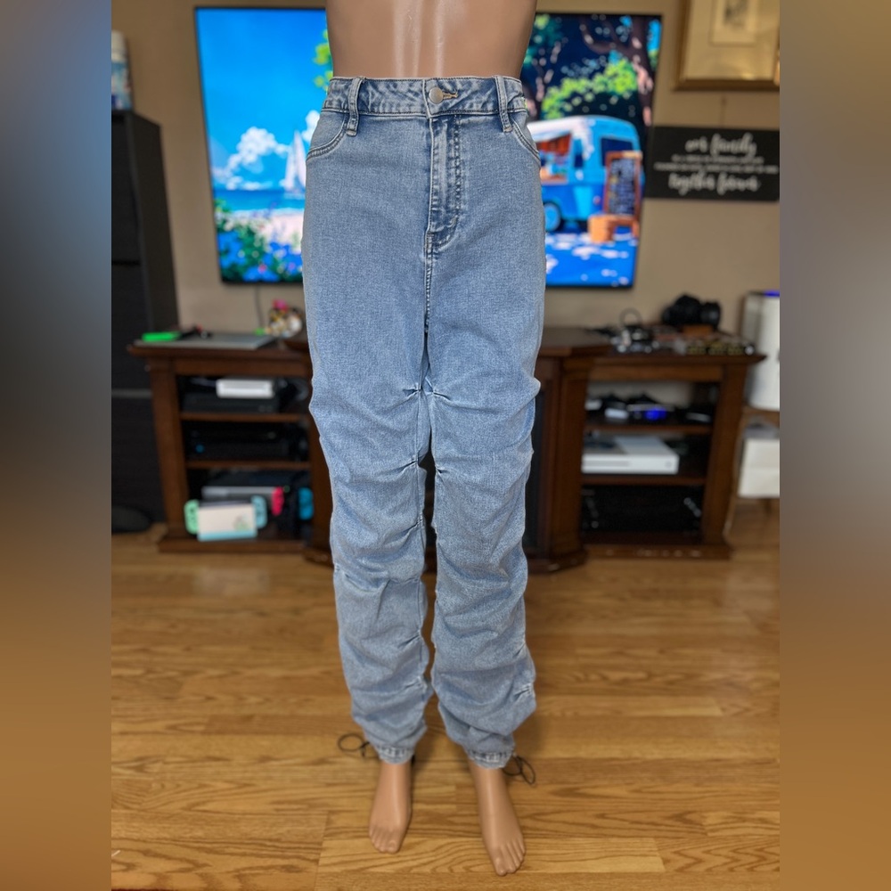 Fashion Nova Adjustable Straight-Leg Light Blue Jeans size 7